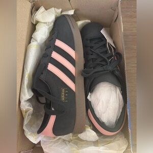 adidas Women's stats Sneakers in dark gray and peach